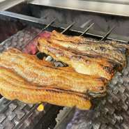 仕入れにこだわった国産うなぎを使用。備長炭で一気に焼き上げるので、外は香ばしくカリッと焼き上がります。