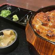 美味しい国産うなぎをパリッと焼き上げ、こだわりのタレで仕上げた逸品。
薬味と併せてお好みの食べ方でお楽しみください。