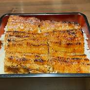 美味しいうなぎとご飯のバランスが最高の一品。
お昼時から夜ご飯まで、鰻そのものを楽しむのにオススメです。