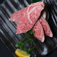 しっかりとした赤身肉の旨みに、とろける脂の風味が絶妙な上ロース。多くの食通たちを魅了してきた「宮崎牛」。そのおいしさを実感できるひと品です。