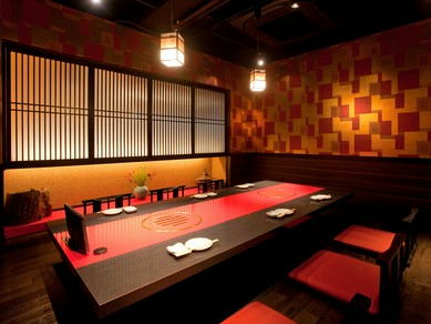 和の情緒とモダンな感性が融合した、掘りごたつ式の完全個室