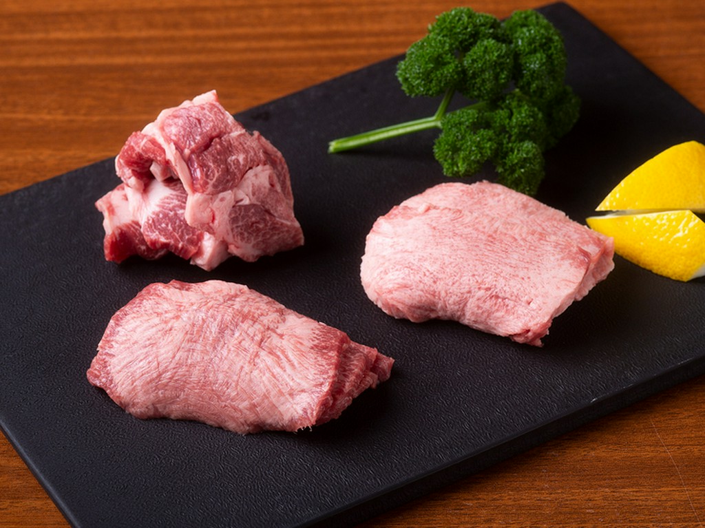 黒毛和牛のタンを贅沢に使用。3種類の味が楽しめる『和牛黒タン3種盛り』