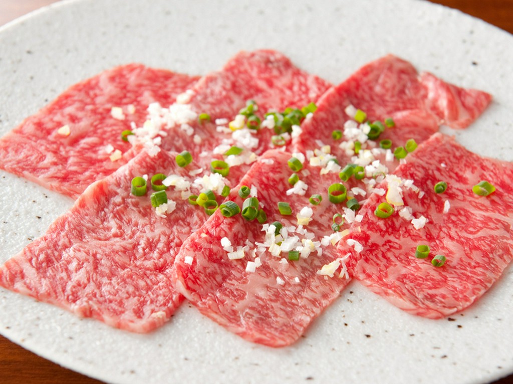 特製の玉子ダレで食べる、柔らかくきめ細やかな『上ロースやきすき』