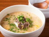 牛テールを長時間煮込み、3日間かけて完成させる絶品スープ。調味料は醤油だけで、余計なものを加えずに素材の旨みを引き出しています。やさしく濃厚な味わいで、栄養たっぷり。