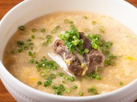 牛のシッポ、牛コツで長時間煮込んだスープ