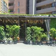 ヨーロッパの街角で見かけるような、全席テラス席のオープンスタイルのカフェ。雨天や肌寒い日にはカーテンでカバーされます。冷風器や扇風機、ミストもでます！日よけもばっちりです！