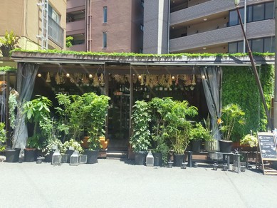 ヨーロッパの街角のようなオープンスタイルのカフェ