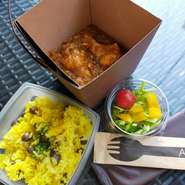 1番人気の無水手羽元カレーはスパイシーなルーに季節で変わるご飯、ミニサラダがついて500円（税込み）！！オンニさんのパンのテイクアウトも。わんちゃん一緒にはいれます！お散歩がてらに是非！