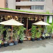 全席テラス席です！ペットと一緒に食事が楽しめます。ワンコ向けのおやつも用意されており、ペット専用のソファもあります。