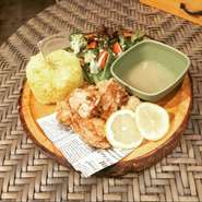 鶏肉専門店梅やさんの鶏肉を使用しました。自家製塩麹タレにつけこんだ人気メニュー。