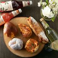 横浜・上大岡の人気ベーカリー「ブーランジェリー オンニ」から1日に2回届く焼きたてパン。平日はオープン時または16時頃に焼きたてが入荷します。土曜日だけは16時の1回のみです。