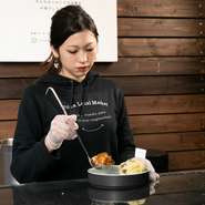 お客様の空間を大切にしたひかえめな接客