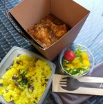 当店1番人気「無水手羽元カレー」と
季節のご飯・ミニサラダがセットになった
超おすすめ商品です。