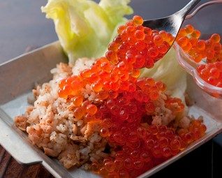 イクラぶっかけ！　サーモンとレタスの鉄板ピラフ