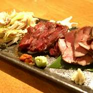 タンもいいけど肉刺しも！　というお客様はタン、ガツ、馬刺しをバランス良く抑えた刺し盛りはいかが！？