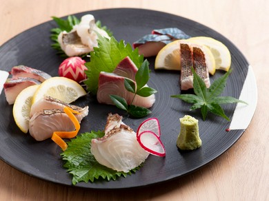 何度食べても変わらない魅力。九州全土の魚介が満載『刺身盛り合わせ』