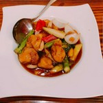 オリジナルの調味料で味付けした四川風の海老チリソース煮。大きめの海老を使用し、“ぷりっぷりっ”食感を残しつつ、調理した一品です。