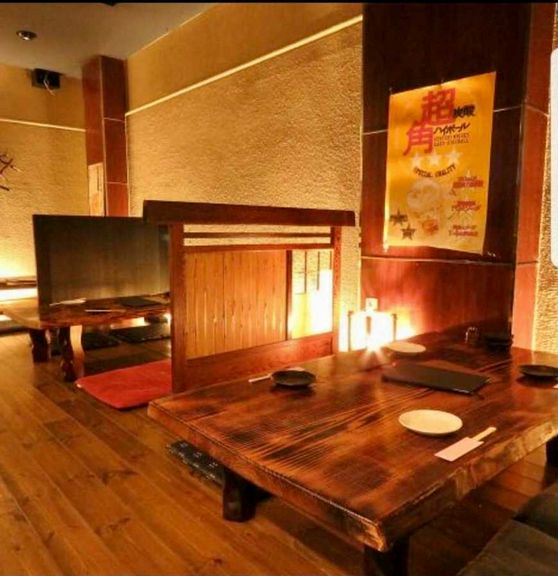 一本の樹から作られたオリジナルテーブルのお席