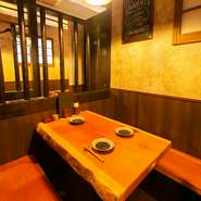優しい木の香り、趣ある和モダン。堅苦しくない雰囲気が店いっぱいに広がり、我が家のようにくつろげます。友人・家族・恋人と、ゆったりと食事ができる癒しの空間です。