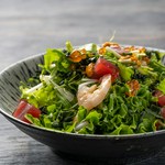 春巻きの皮を崩して一緒にお召し上がりください。