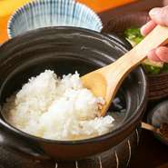 こだわりのお米である「広島県産の越宝玉」を使用。選ばれた栽培条件の産地と生産者の方から生まれた希少な大粒コシヒカリです。大粒ならではの噛み応えが楽しめます。

