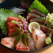 その日のおすすめお造り盛り合わせです。綺麗で繊細な盛り付けもお楽しみ下さい。