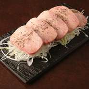 タンの根元を厚切りにしているからこそ出せるサクッとした食感。その後口に広がるタンの旨み。当店自慢の一品を是非召し上がって下さい。
※国産ではありません。