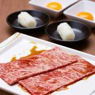 サーロインの一番柔らかい中心の芯のみを使用。
こだわりぬいた焼き方で焼くお肉は口の中でとろけます。
