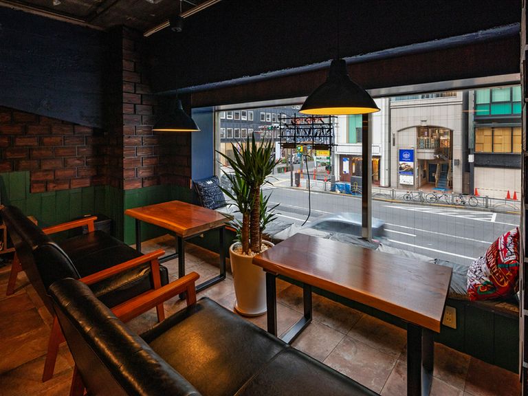 夜景が見えるソファー席