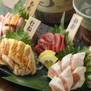 当店自慢の地鶏の刺身6種盛り（もも・むね・砂肝・ささみ・レバー・手羽）です！
ほどよい弾力と地鶏の旨味をお刺身でご堪能ください