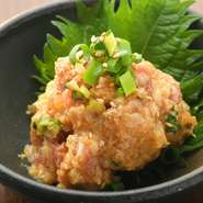 地鶏の旨味と特性のピリ辛ソースの相性抜群！