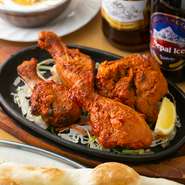 2種類、3種類とカレーを選べるセットメニューや、人気のチーズナンセット、またデートにぴったりなカップルセットもあります。インド料理を存分に満喫できると大好評。すべてのカレーが辛さを選べるのも嬉しい限り。