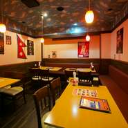 お子様連れでも食事がしやすい、ベンチシートもあり、カレーなどの辛さは選ぶことができるので、ファミリーにも大変喜ばれています。お得なお子様メニューもあり。