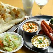 サラダ、パパド、ピクルス、タンドリチキン1P、シークカバブ2P、カレー2種類、ナン、ミニライス、ソフトドリンク、デザート