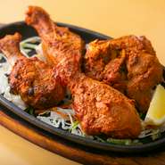 ヨーグルト、塩、コショウ、ウコン、赤パプリカなどの香辛料に肉を漬け込んだ後、壷窯で香ばしく焼き上げた骨付き鶏肉。ほどんどの人がリピートする人気の逸品です。