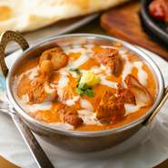 当店オススメ、トマトとバター、フレッシュクリームで仕上げた贅沢なチキンカレー。