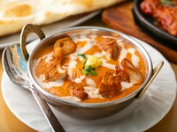 当店オススメ、トマトとバター、フレッシュクリームで仕上げた贅沢なチキンカレー。