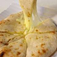 チーズをプレーンナンで包み、タンドールで焼きあげます。蜂蜜も入っているのでほんのりと甘く、チーズの香ばしさとも重なった絶妙な味わい。