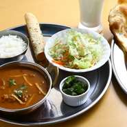 サラダ、パパド、ピクルス、カレー1種類、ナン又はライス