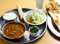 サラダ、パパド、ピクルス、カレー1種類、ナン又はライス