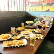 全席気軽に立ち寄れるテーブル席！串カツや焼鳥・一品料理まではお一人様でも頼みやすいサイズ&価格です◎