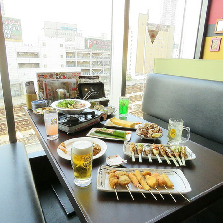 【人気席】大きな窓が特徴のテーブル席！