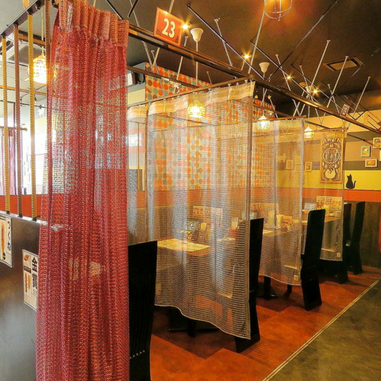 全席喫煙OKのテーブル席！