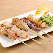 若鶏串165円/豚串174円/豚葱マヨ184円/豚梅しそ184円/梅しそ豚巻串233円/砂肝串155円/ヒナ皮串155円/鶏レバー串155円/鶏ハツ串155円/ヤゲンナンコツ串165円/トントロ串174円/アスパラベーコン串233円/串盛り6本804円