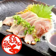 歯ごたえとコクのある旨味を味わえる料理と言えばモモ肉のたたき。にんにく、甘口醤油で召し上がれ！