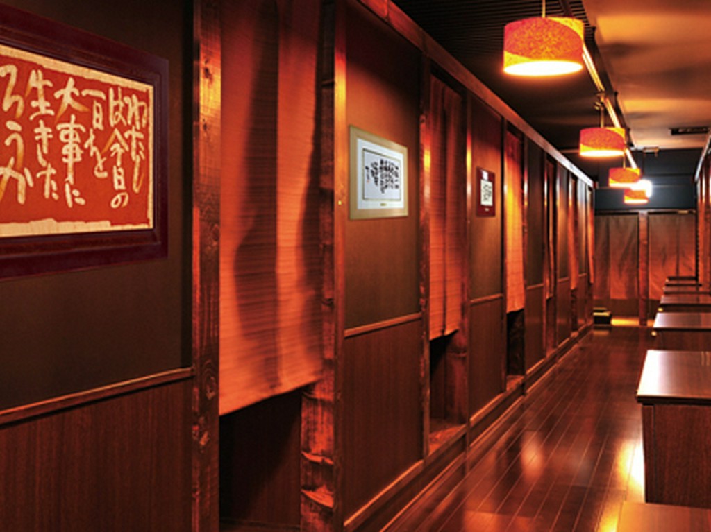 少人数から大人数まで、周囲を気にせずお食事できます。