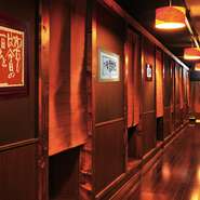 店内は全席掘りごたつ個室。
個室は最大50名まで対応できますので、大人数の宴会も個室で楽しめます。各種宴会もお任せください