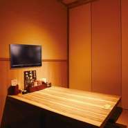 当店はテレビ付きの個室をご用意しております。お家で飲むようなまったりとお酒を楽しみたい方におすすめ。落ち着いた雰囲気の個室なので、接待やデートなど様々なシーンにご利用いただけます！