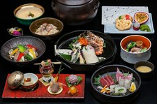 伝統的な琉球料理を堪能していただけるランチ限定の特別コースです