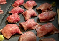 A4和牛を使用した贅沢な肉寿司はハマります